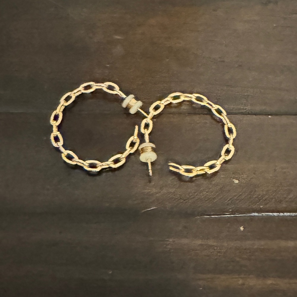 Chain link hoops.